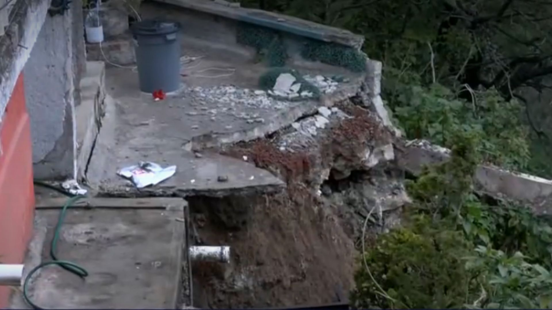 El colapso de un inmueble en Cuajimalpa dejó sin hogar a una familia, debido a una irregularidad en una construcción.