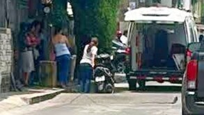Ambulancia atiende a mujer afuera de un salón de belleza de Veracruz.