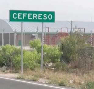 Se ve un letrero color verde que dice Cefereso.