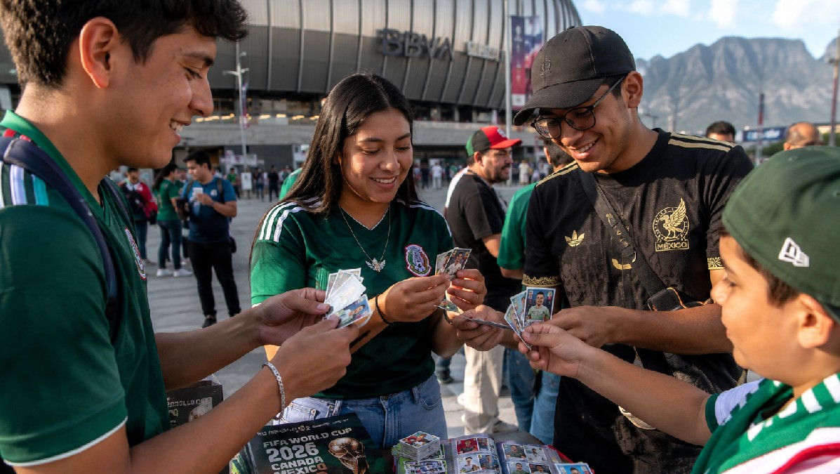 Aficionados intercambiando estampas del Mundial en Monterrey.