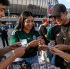 Aficionados intercambiando estampas del Mundial en Monterrey.