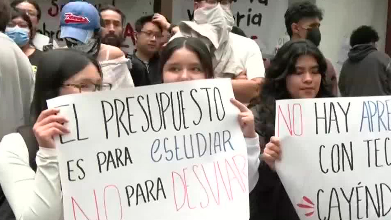 Estudiantes del IPN protestaron frente a Canal 11 para exigir una mesa de diálogo y respuesta a su pliego petitorio.