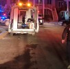 Oficial de la Policía de Tonalá caminando hacia una ambulancia con las puertas abiertas y una patrulla municipal estacionada delante de casas