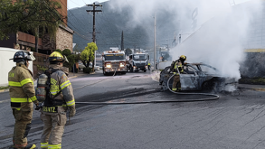 Cuerpos de auxilio acuden a un reporte de incendio de un automóvil en la avenida Paseo de los Leones en Monterrey.