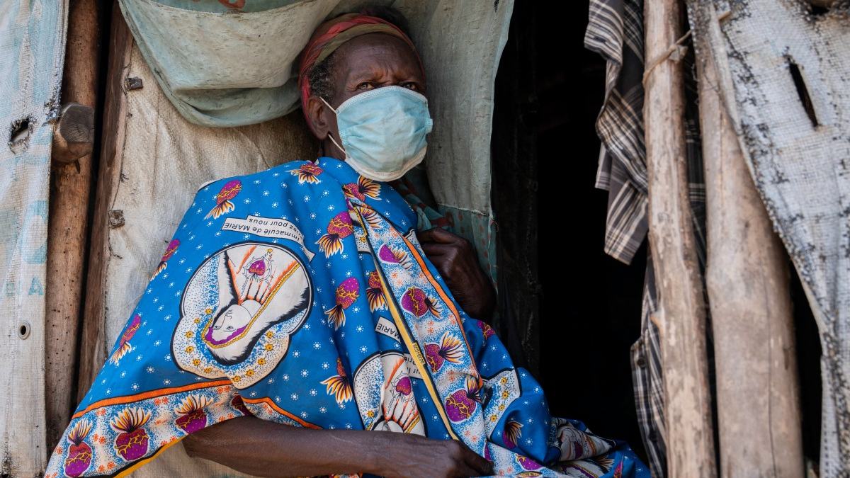 Persona del Congo con cubreboca ante el brote de Ébola.