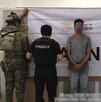 Hombre detenido y elementos de la marina a los costados