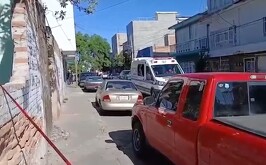 Paramédicos atendiendo el reporte de tres personas sin vida en Fresnillo, Zacatecas.
