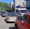 Paramédicos atendiendo el reporte de tres personas sin vida en Fresnillo, Zacatecas.