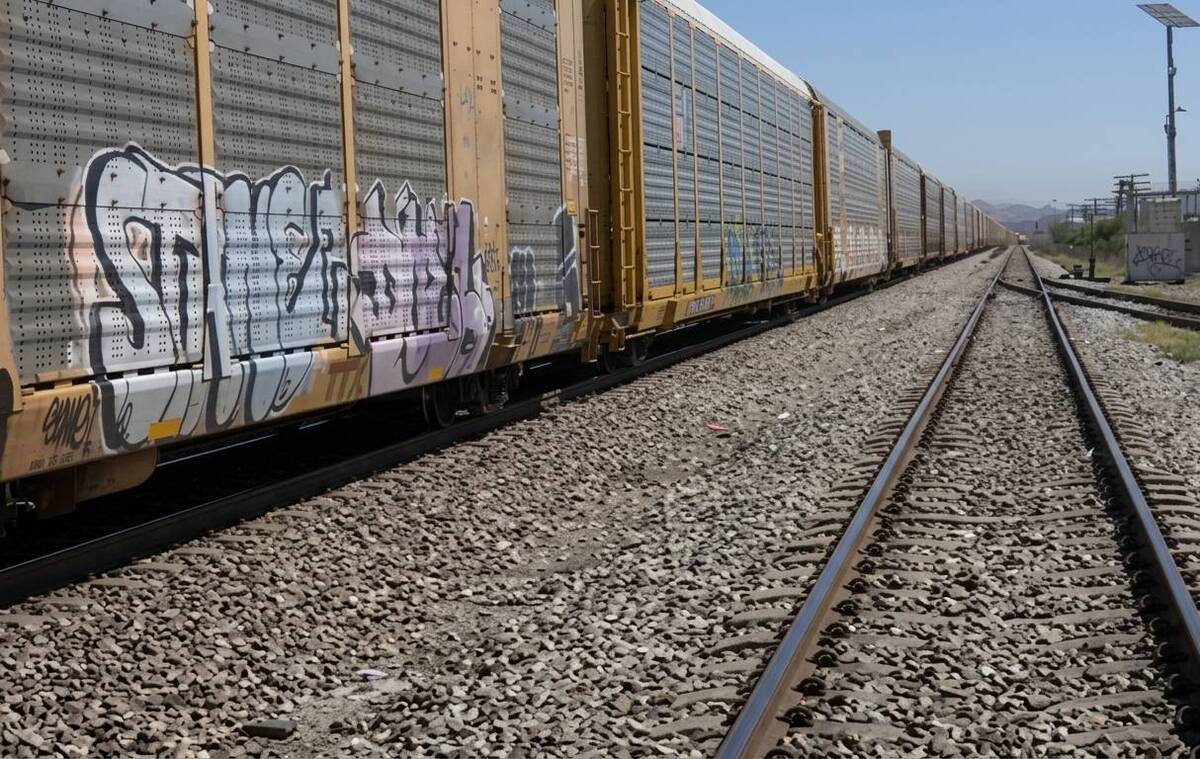 El cruce ferroviario en Saltillo mantiene riesgos para peatones y automovilistas tras recientes accidentes.