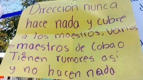 Pancarta denunciando abuso sexual en escuelas de Oaxaca.