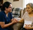 adulta mayor realizándose chequeos para salud del hígado