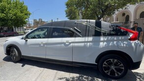 Se observa una camioneta color blanco con unas letras que dicen Funeraria Martínez.