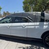 Se observa una camioneta color blanco con unas letras que dicen Funeraria Martínez.