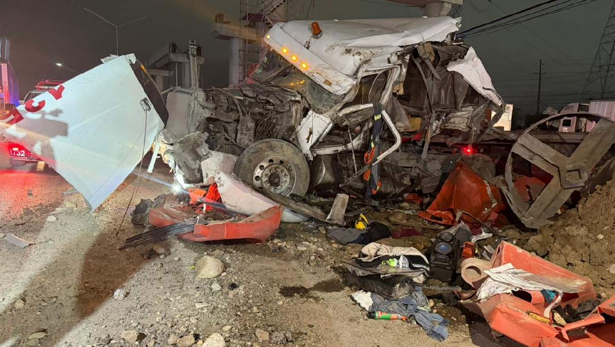 Tráiler destruido tras choque en Apodaca.