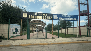 Padres de familia se quejan por debido a que una secundaria de Linares, Nuevo León entrego hamburguesas y causo intoxicación a los alumnos.