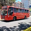 Camión de la ruta 186 en Guadalajara estacionado en medio de la calle con dos policías a un lado y una cinta policiaca acordonando el área.