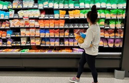 Una clienta en una tienda Target el miércoles 4 de octubre de 2023, en Sheridan, Colorado