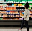 Una clienta en una tienda Target el miércoles 4 de octubre de 2023, en Sheridan, Colorado