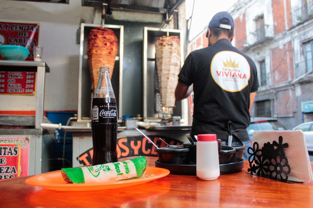 Taquero cortando carne en un restaurante de Puebla.