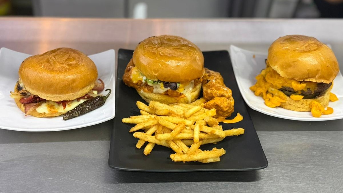 Este jueves los regiomontanos aprovecharon las promociones por el Día de la Hamburguesa en distintos restaurantes y cadenas.