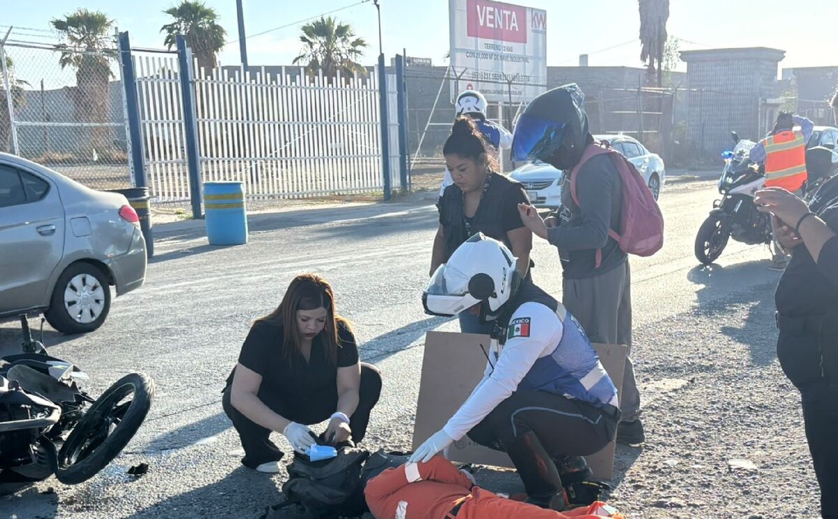 Joven motociclista siendo auxiliado por testigos tras ser arrollado por un camión en Torreón.