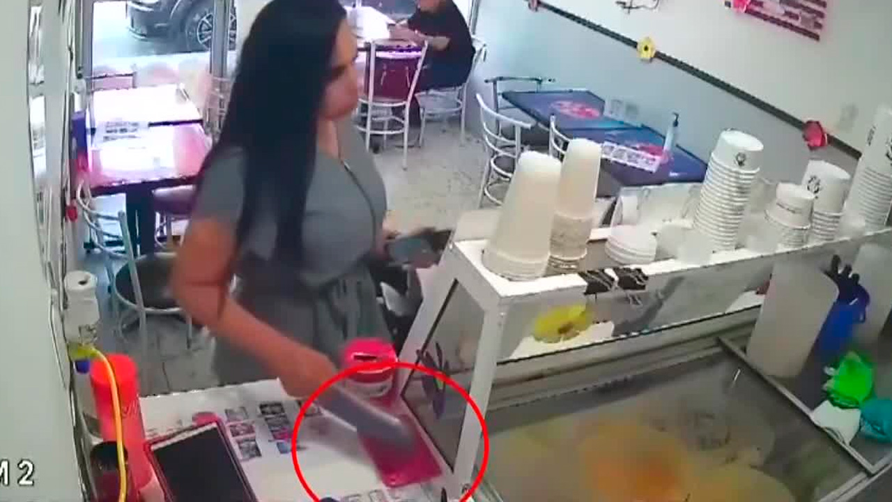 Una mujer fue captada por cámaras de seguridad robando una calculadora de una nevería en Tamaulipas.
