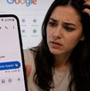 Mujer confundida por el nuevo lanzamiento de RCS entre Google y Apple