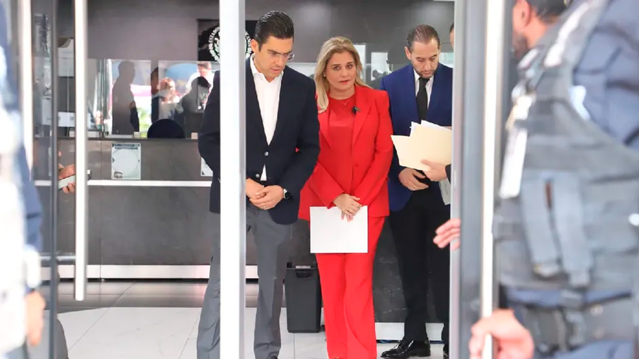 La gobernadora de Chihuahua, Maru Campos, acudió a la FGR en Ciudad de México para declarar por los supuestos agentes de la CIA en un operativo antidrogas.