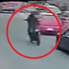 Hombres huyendo en motocicleta tras asesinar a un sujeto en Puebla.