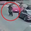 Hombres huyendo en motocicleta tras asesinar a un sujeto en Puebla.