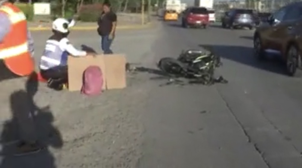 Un aparatoso accidente vial en el sector Campestre Montebello de Torreón dejó como saldo a un joven motociclista con lesiones de gravedad.