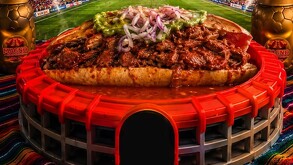 Un restaurante de Guadalajara creó una torta ahogada mundialista servida en un plato del Estadio Azteca, fusionando futbol y tradición jalisciense.