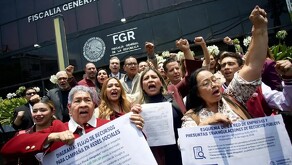 Militantes de Morena en FGR en CdMx.