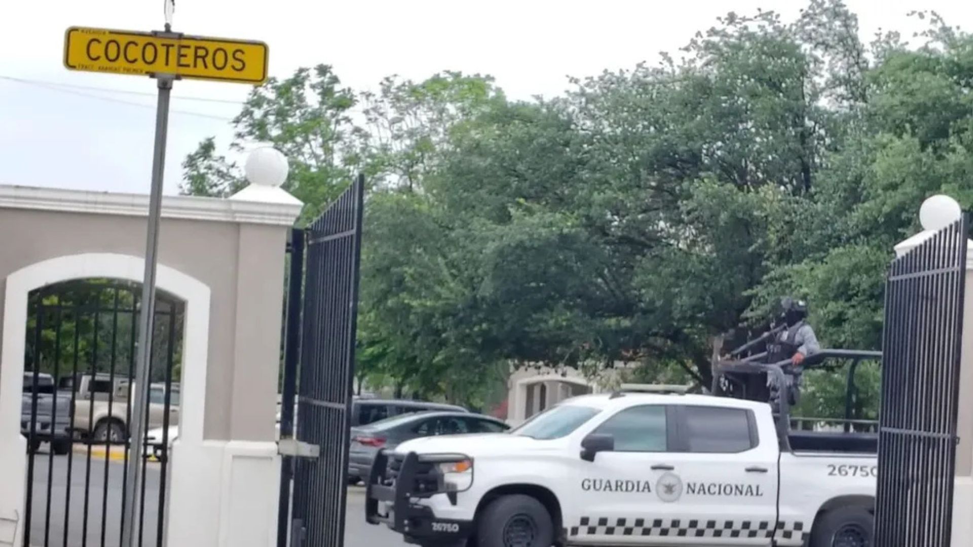 Militares mantienen vigilada una vivienda en Cerradas de Anáhuac.