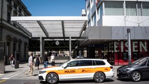 Un vehículo policial, estacionado frente a la estación de tren de Winterthur.