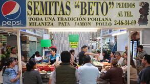 personas comiendo cemitas en el local de Semitas Beto en el mercado la acocota en puebla