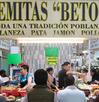 personas comiendo cemitas en el local de Semitas Beto en el mercado la acocota en puebla