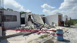 Un incendio y una explosión provocaron el colapso parcial de una vivienda en la colonia Lomas del Rosarito, en Cadereyta.