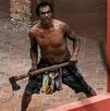 Hombre desnudo armando con un hacha.