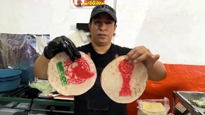 Mujer muestra tortillas de harina para taco árabe con logos del Mundial y de la Selección Mexicana.