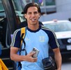 Diego Laínez bajando del autobús deTigres