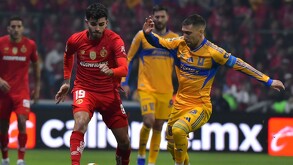 Gorriarán enfrentando a Santi Simón en la Final de la Liga MX del Apertura 2025.