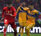 Gorriarán enfrentando a Santi Simón en la Final de la Liga MX del Apertura 2025.