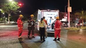 Paramédicos de la Cruz Verde, Bomberos de Guadalajara y agentes de la Policía Vial al exterior de un ambulancia con las puertas abiertas en medio de la calle
