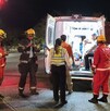 Paramédicos de la Cruz Verde, Bomberos de Guadalajara y agentes de la Policía Vial al exterior de un ambulancia con las puertas abiertas en medio de la calle