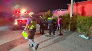 Tragedia en la col. Lomas Verdes de Saltillo: choque en cuatrimoto deja una mujer sin vida y otra herida. Autoridades buscan auto sospechoso.