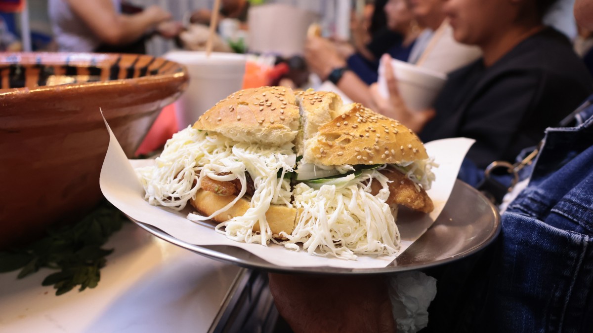 una cemita clásica poblana del puesto de semitas beto