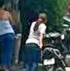 Ambulancia atiende a mujer afuera de un salón de belleza de Veracruz.
