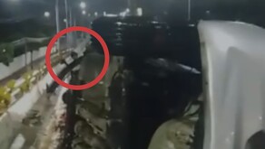 La madrugada del jueves se registró un aparatoso accidente vehicular sobre el puente de Avenida Irrigación, justo frente al estadio de Celaya.