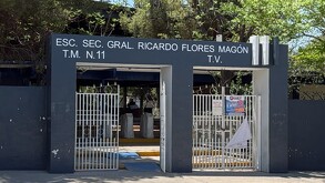 Se observa una fachada en color azul con letras que dicen Secundaria Ricardo Flores Magón.